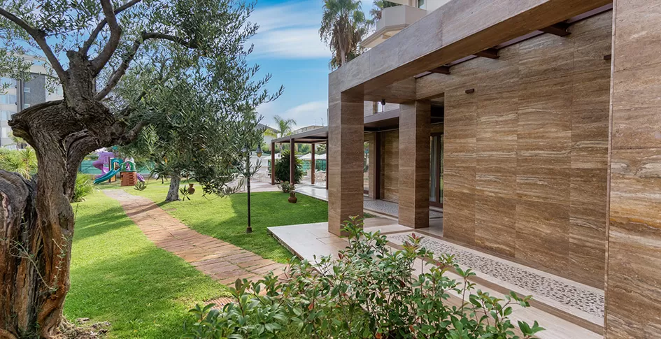 hotel con area verde interna